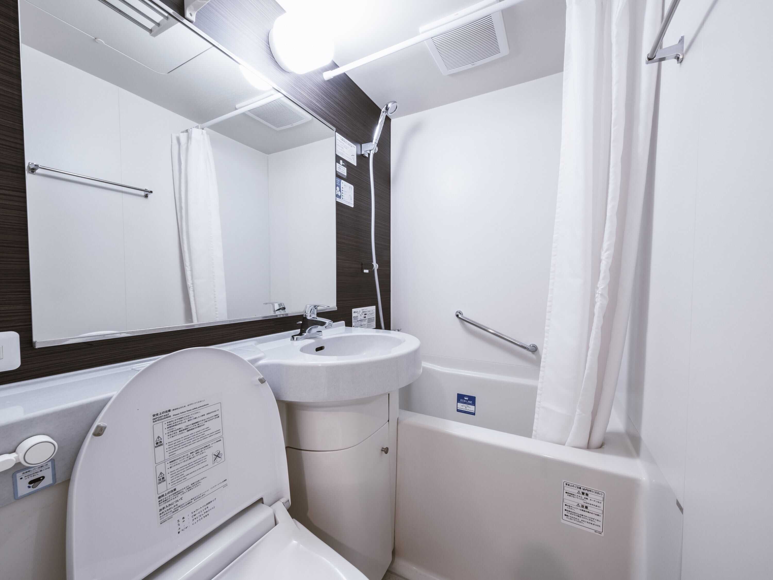 Combined shower/bathtub, deep-soaking bathtub, free toiletries