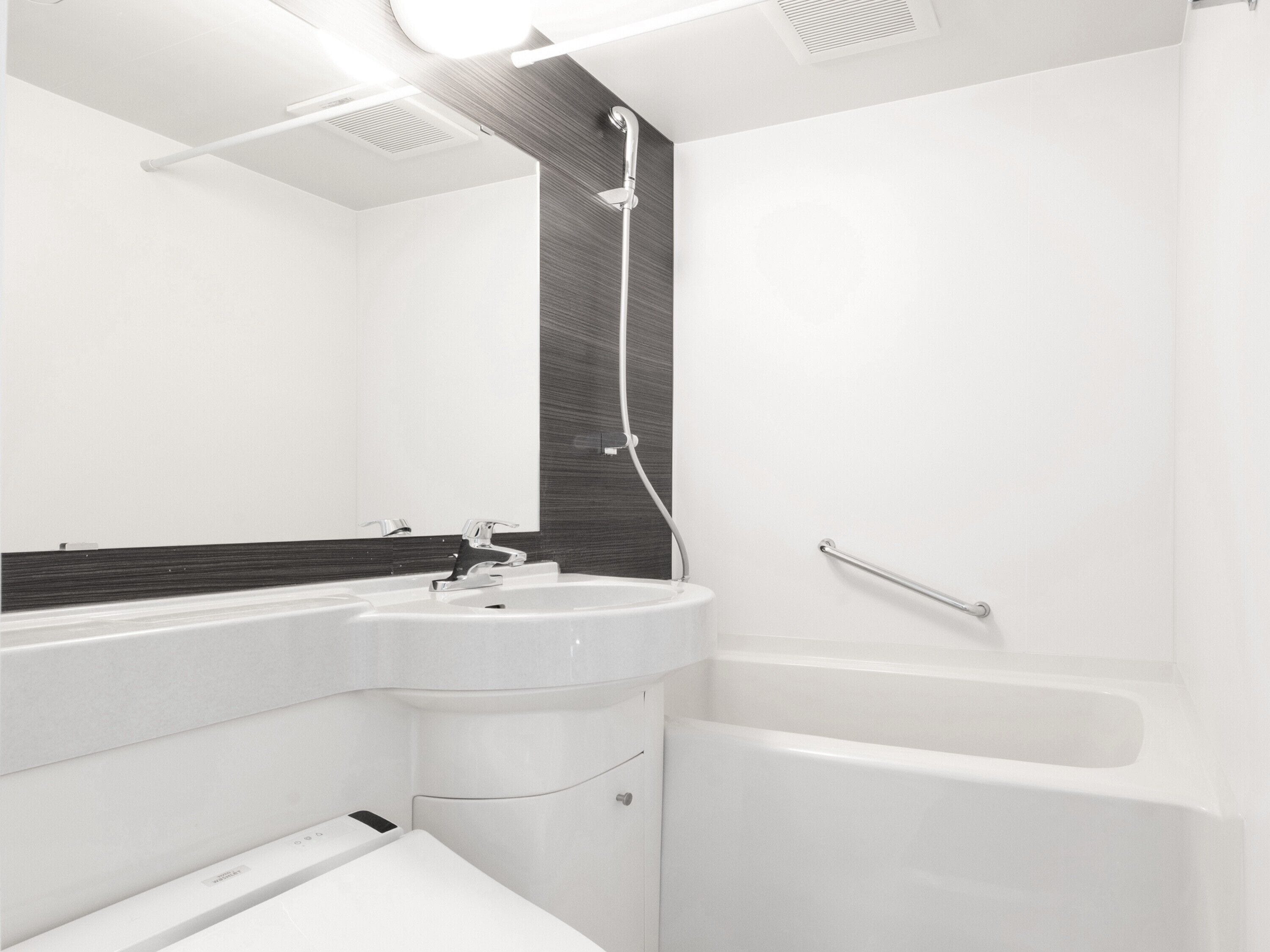 Bañera con ducha, bañera profunda, artículos de tocador gratuitos