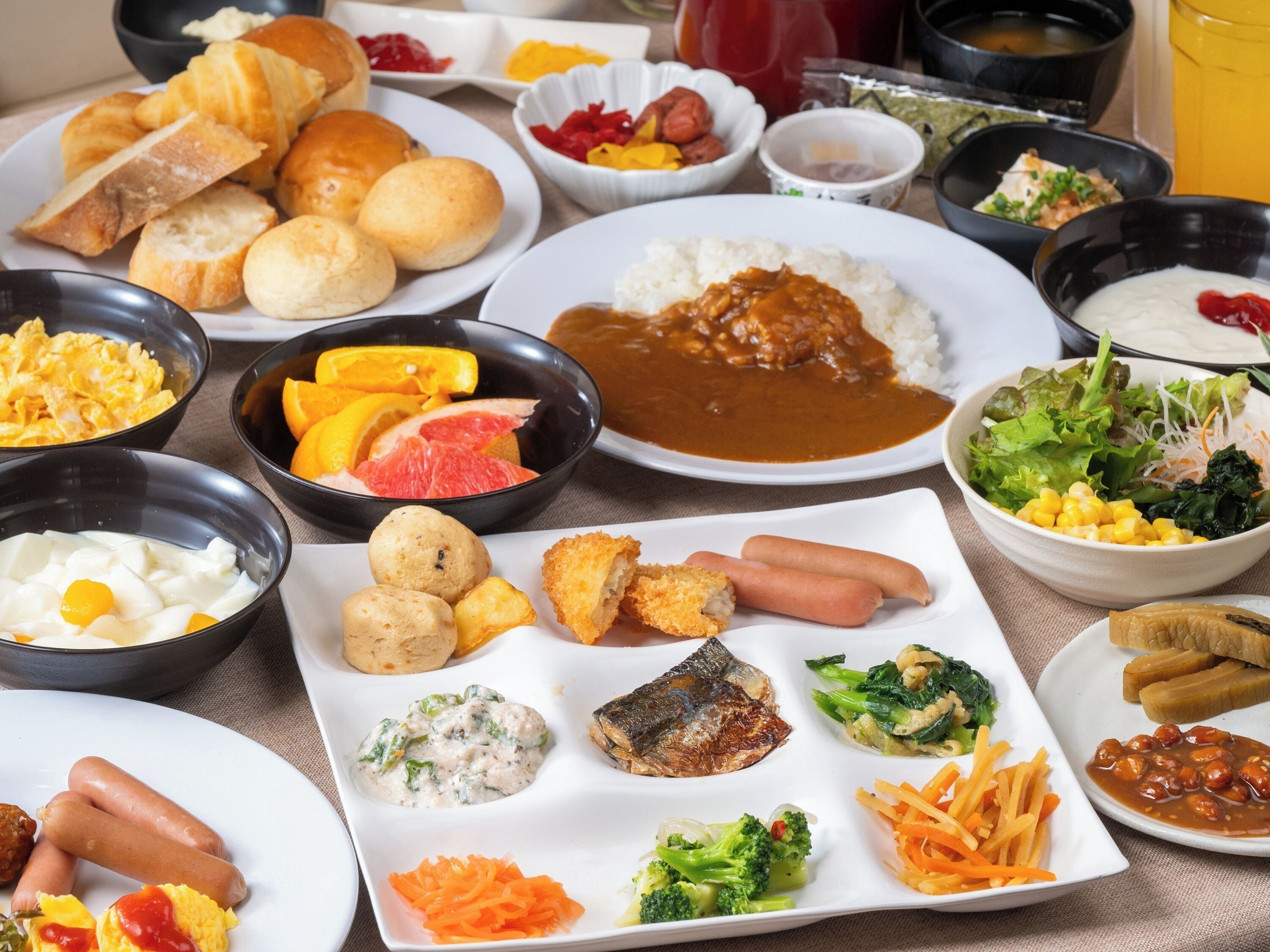 Variedad de platos que incluyen arroz, verduras y carne, sugiriendo una amplia selección de comidas.