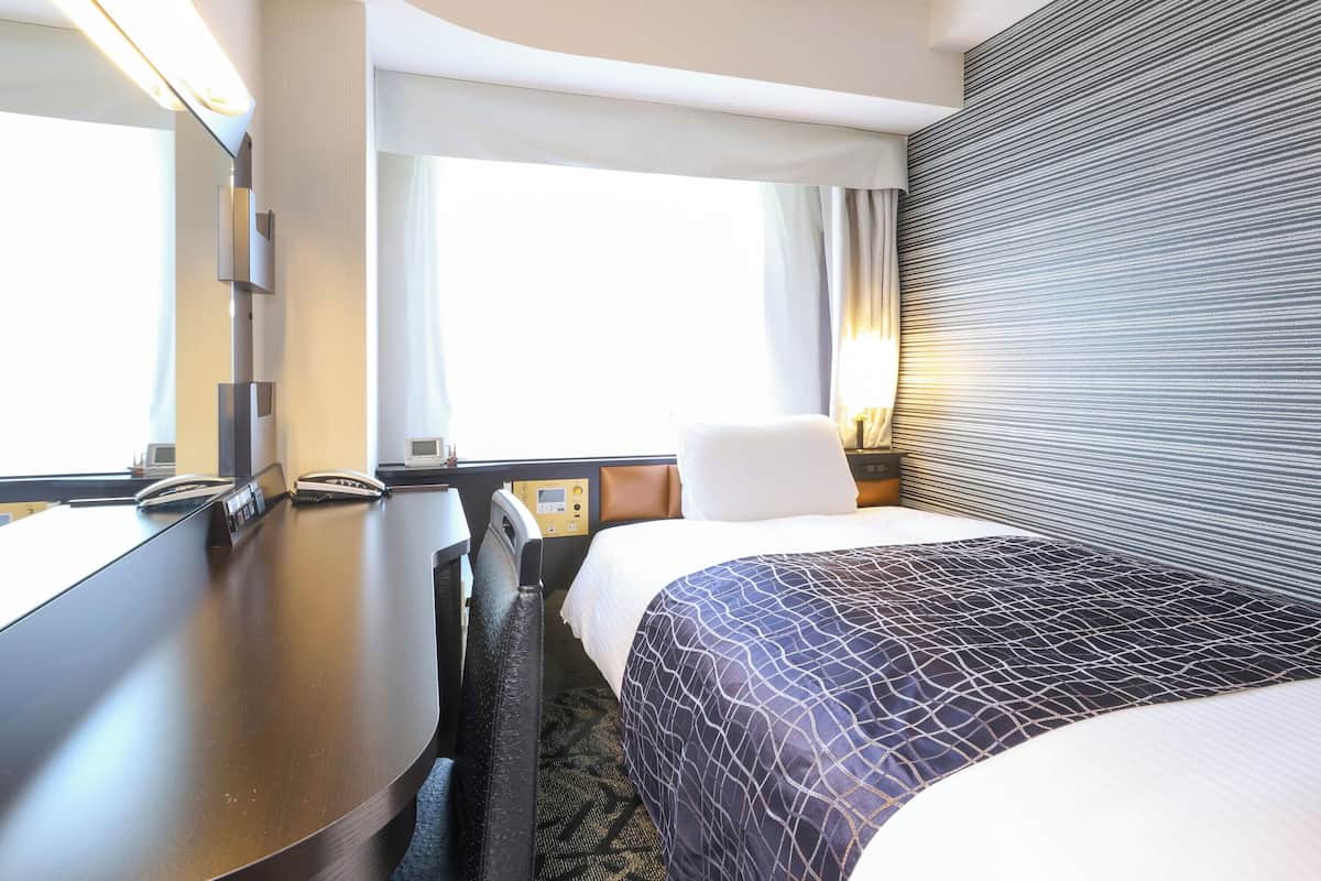 Dundyner, skrivebord, blendingsgardiner og strykejern/-brett