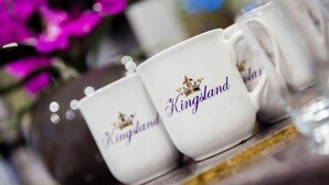 Tre hvide kopper med teksten "Kingland" og et krone-logo.