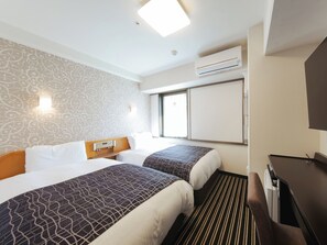 Desk, iron/ironing board, free WiFi, bed sheets - APA Hotel Osaka Temma (Osaka)