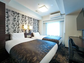 Edredón, caja de seguridad en la habitación y escritorio