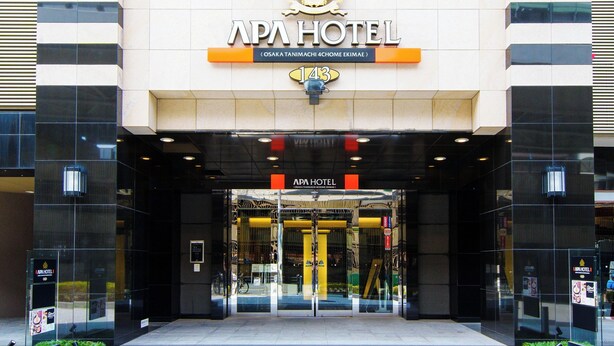 Fachada moderna del APA Hotel Osaka Tanimaguchi 4-Chome Ekimae, con amplios ventanales y un letrero de hotel visible.