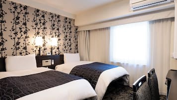 Edredons de pluma, cofres nos quartos, escrivaninha, cortinas blackout