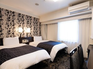 Down comforters, in-room safe, desk, blackout drapes