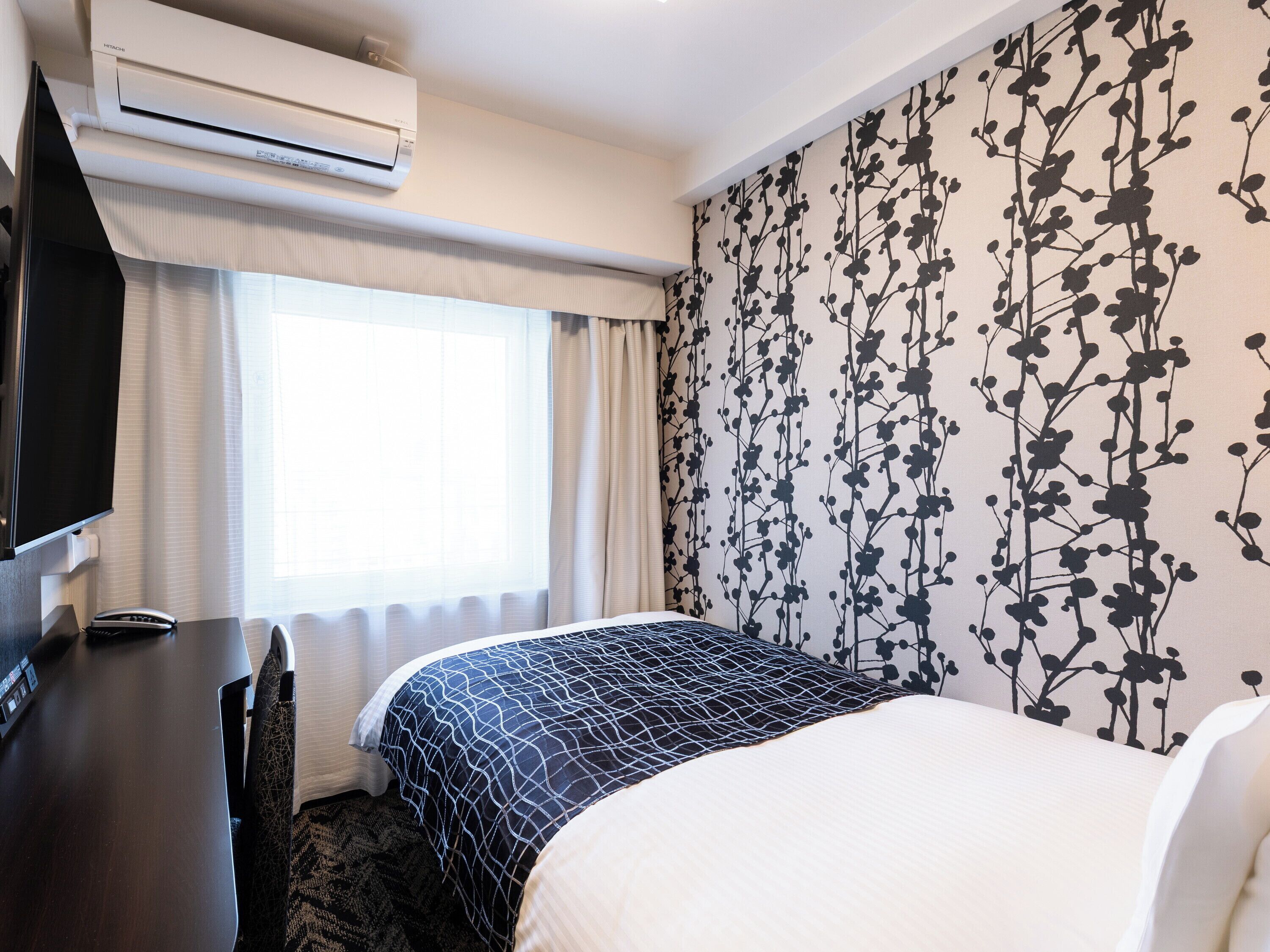 Dundyner, pengeskab på værelset, skrivebord, mørklægningsgardiner