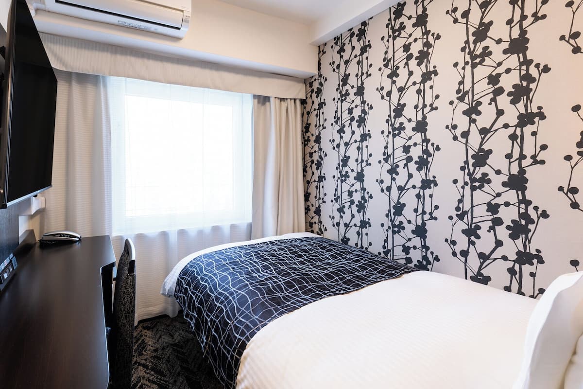 Down duvets, in-room safe, desk, blackout curtains