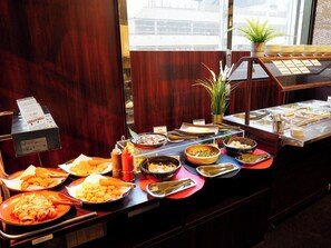 Déjeuner, dîner et souper servis sur place