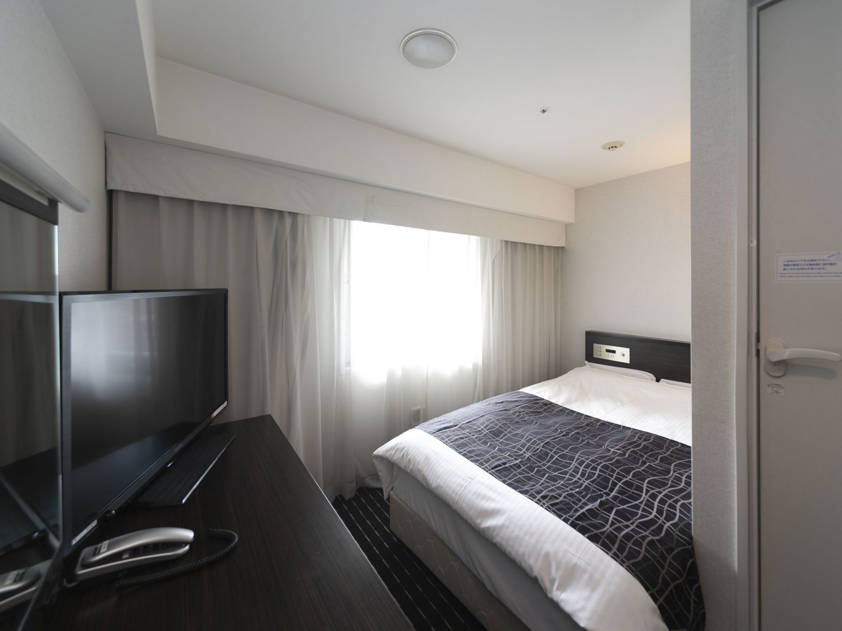 Peralatan tempat tidur premium, gebar bulu kapas, peti besi dalam bilik 
