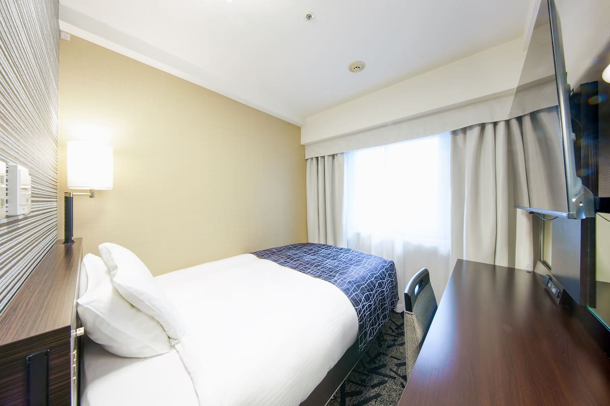 2 bedrooms, premium bedding, down duvets, in-room safe