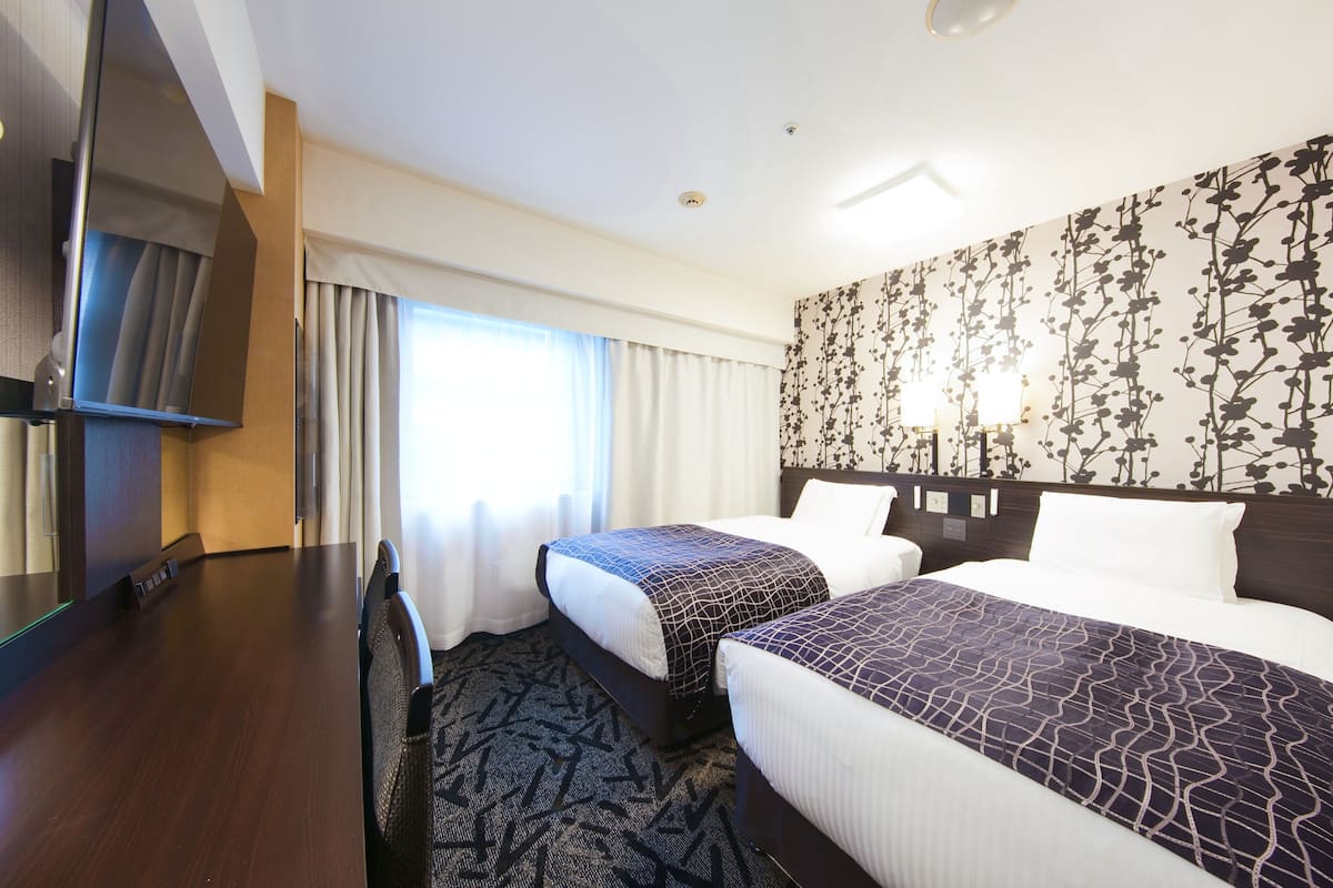 2 bedrooms, premium bedding, down duvets, in-room safe