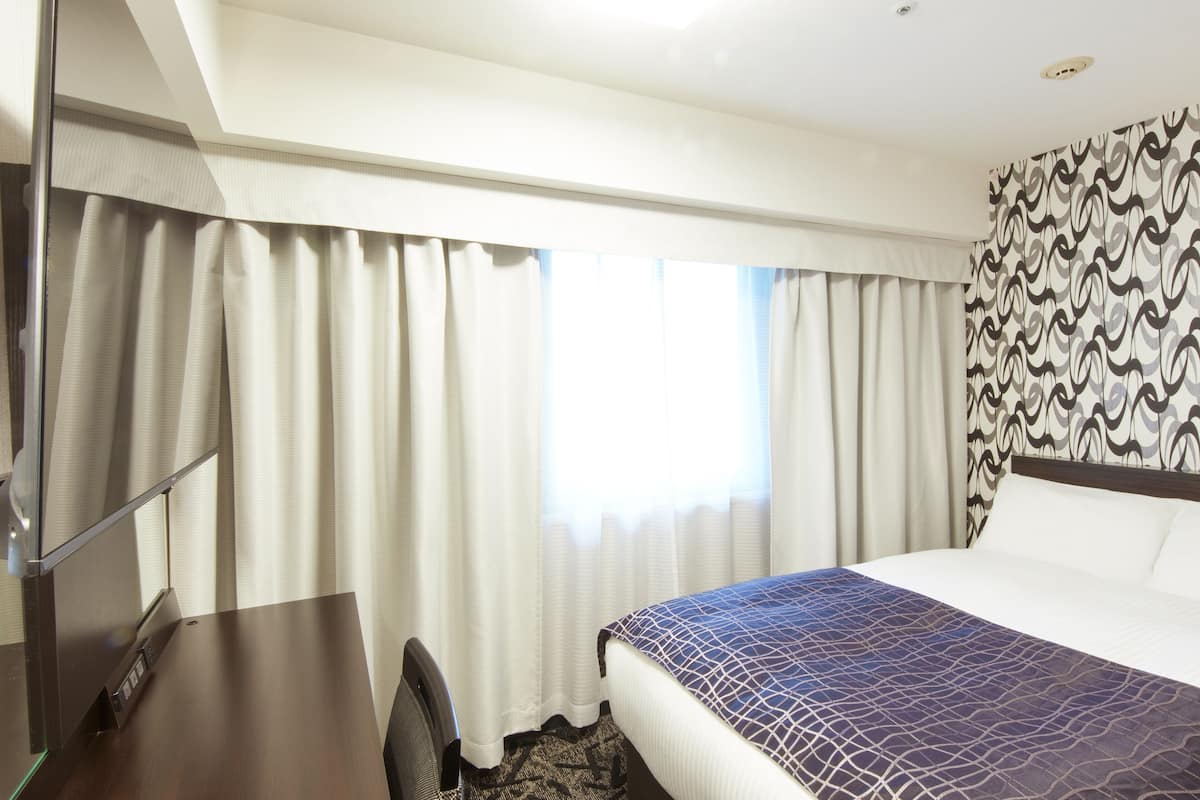 2 bedrooms, premium bedding, down duvets, in-room safe