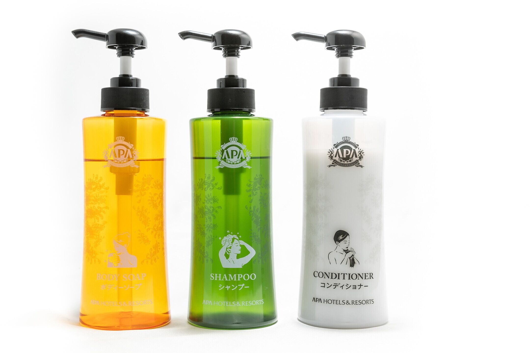 Tre flasker kropssæbe, shampoo og balsam fra APA Hotels & Resorts.