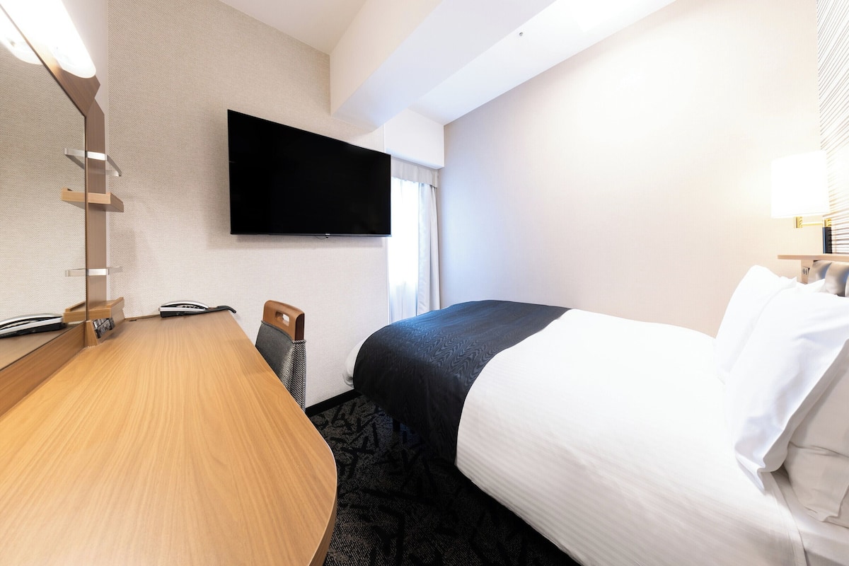Tweepersoonskamer, niet-roken (140cm Bed) | Luxe beddengoed, een bureau, verduisterende gordijnen, gratis wifi
