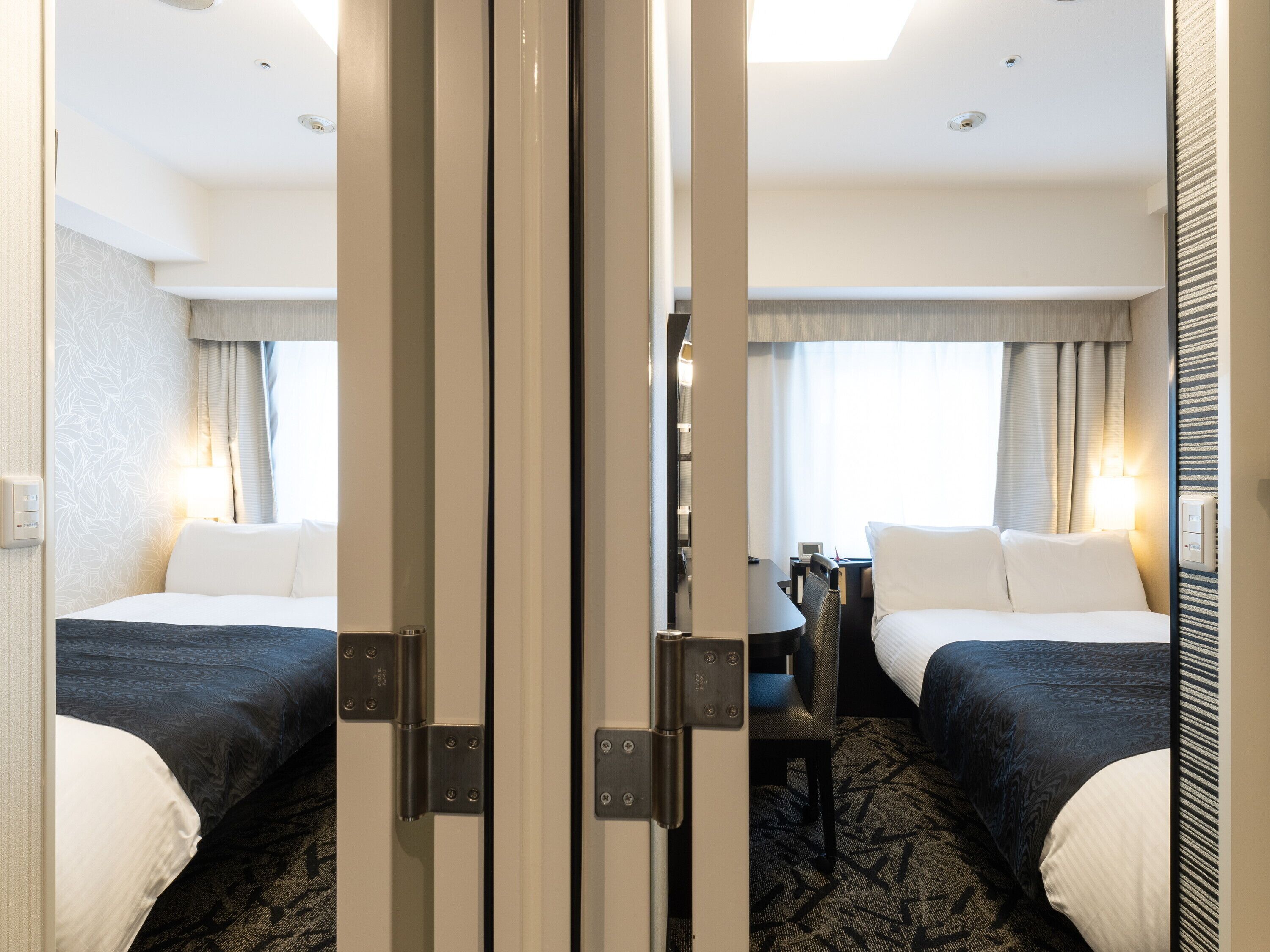 客房, 无烟房 (Connecting [Semi-double+Semi-double]) | 高档床上用品、羽绒被、办公桌、遮光窗帘