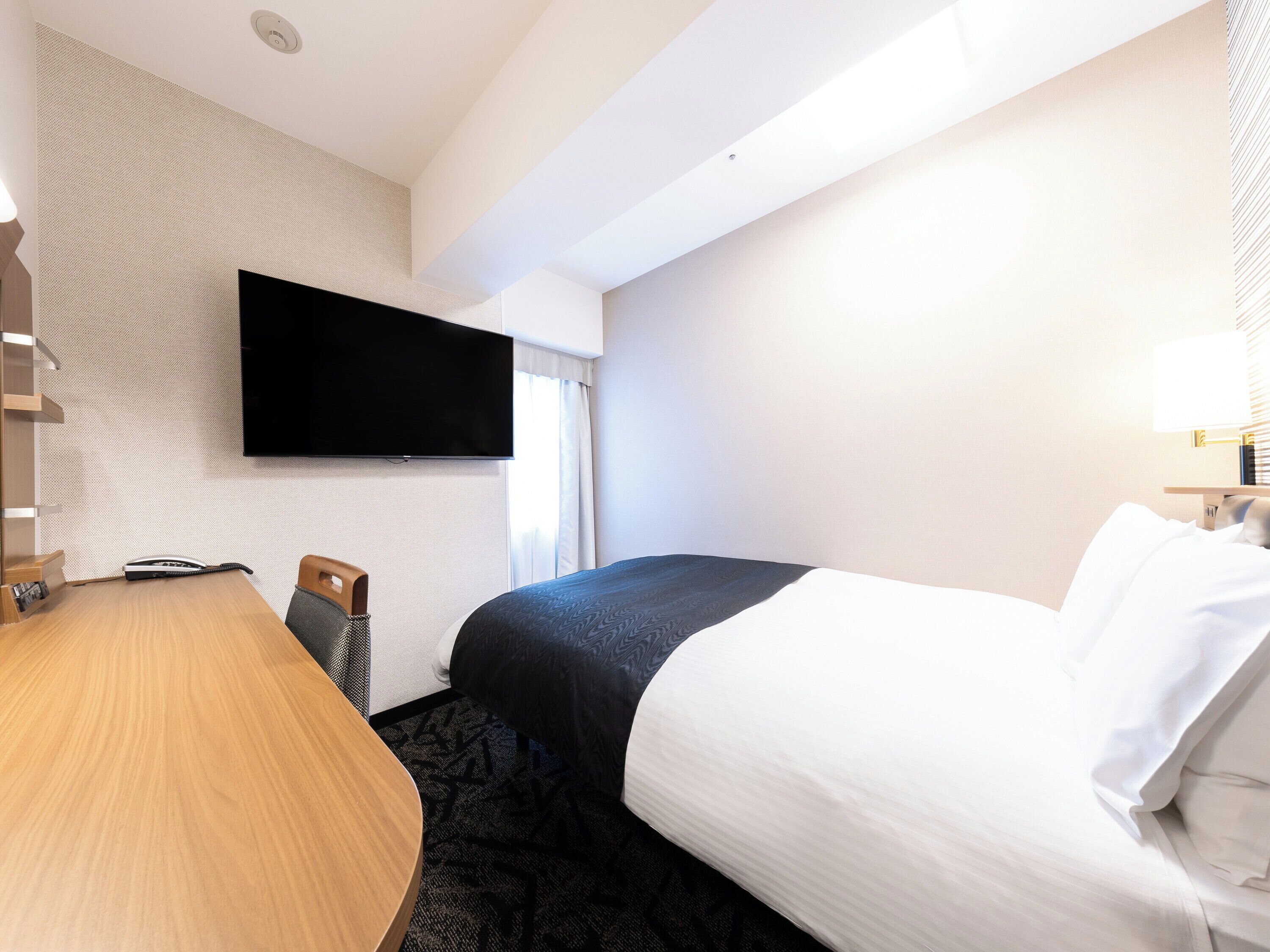 双人房, 无烟房 (140cm Bed) | 高档床上用品、羽绒被、办公桌、遮光窗帘