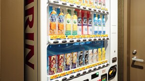A vending machine with various drinks and snacks, including Kirin beverages and Argimint. - APA Hotel Tennoji Ekimae (Osaka)
