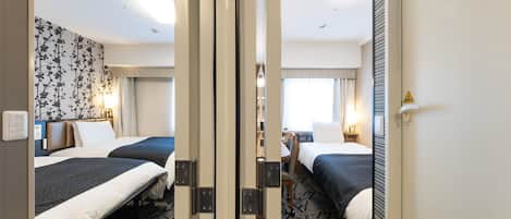 Premium bedding, desk, blackout curtains, free WiFi