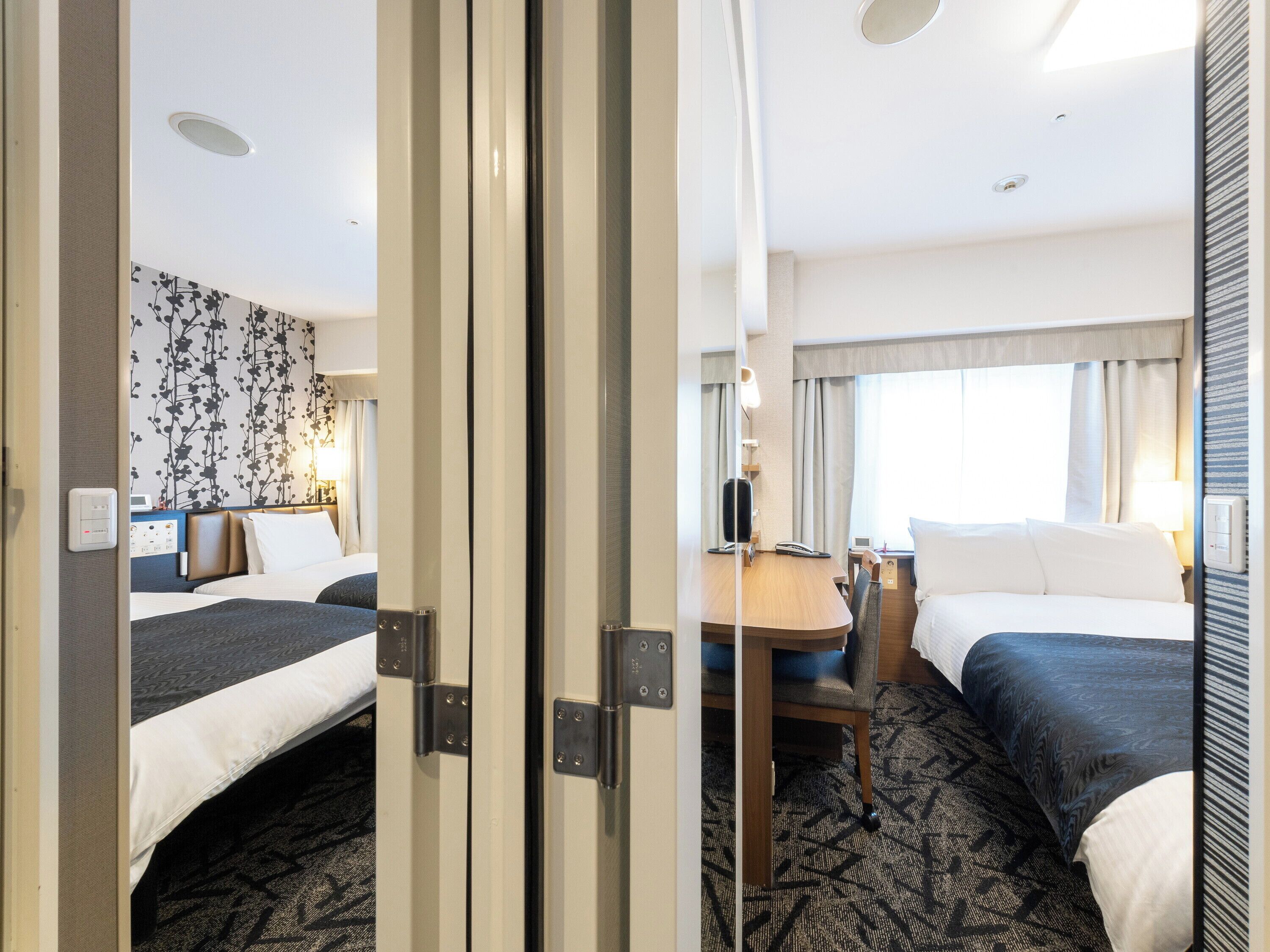 客房, 无烟房 (Connecting Room [Semi-double + Twin]) | 高档床上用品、羽绒被、办公桌、遮光窗帘