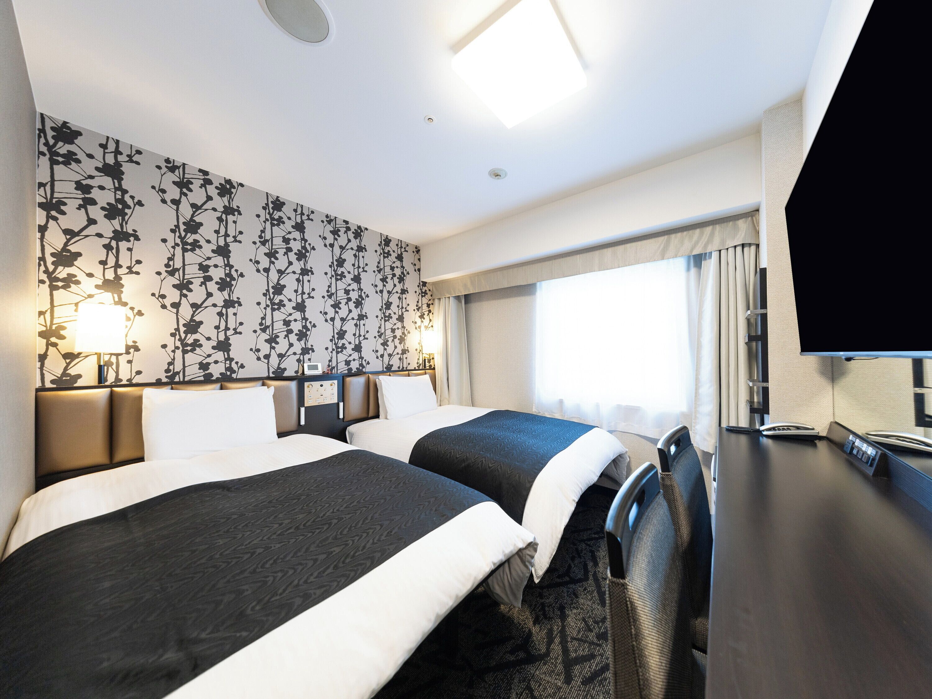 双床房, 无烟房 (110cm Bed) | 高档床上用品、羽绒被、办公桌、遮光窗帘