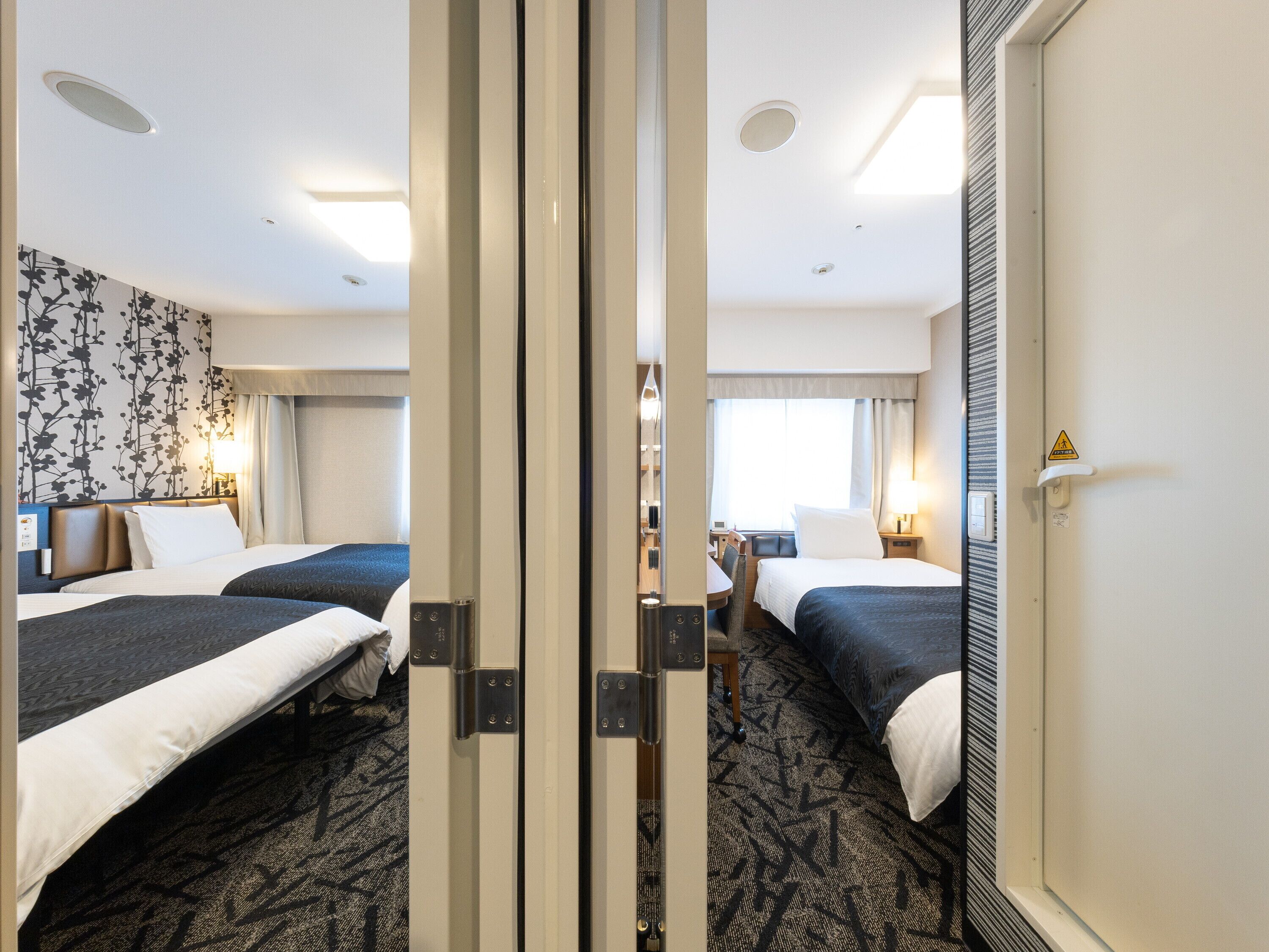 客房, 无烟房 (Connecting Room [Single + Twin]) | 高档床上用品、羽绒被、办公桌、遮光窗帘