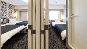 A hotel room with two beds, a desk, and a bathroom. - APA Hotel Tennoji Ekimae (Osaka)