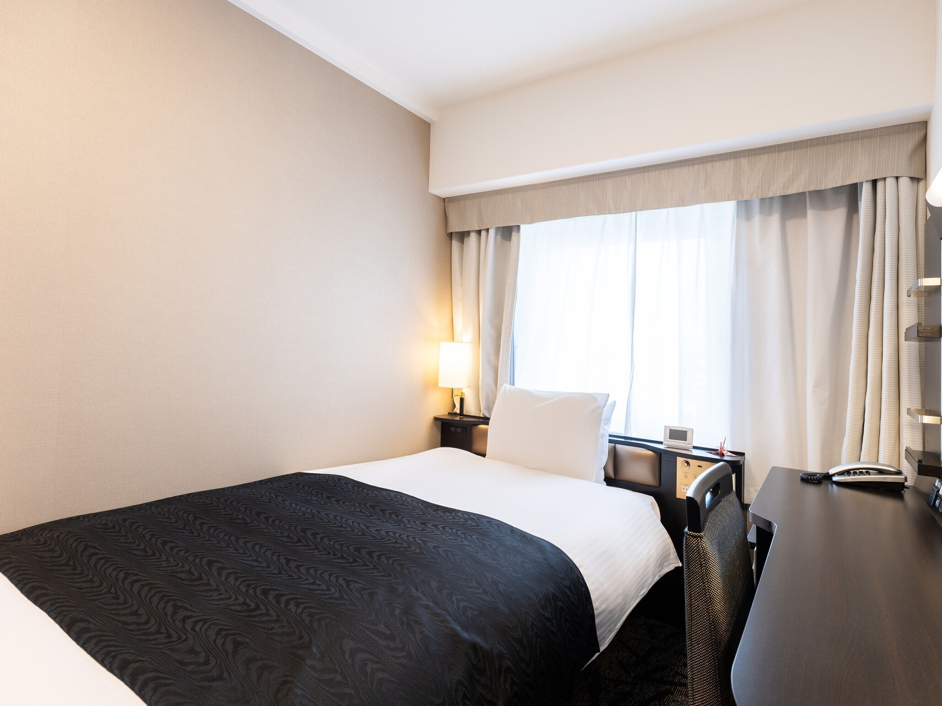 单人房, 无烟房 (120cm Bed) | 高档床上用品、羽绒被、办公桌、遮光窗帘