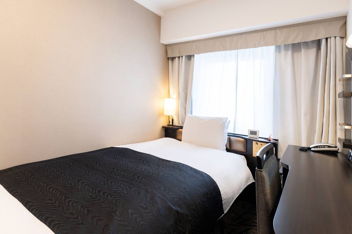 Single Room, Non Smoking (120cm Bed) | Premium bedding, down duvets, desk, blackout curtains