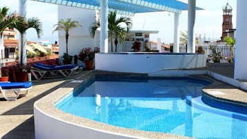 2 albercas al aire libre, acceso de 09:00 a 21:00, y camastros