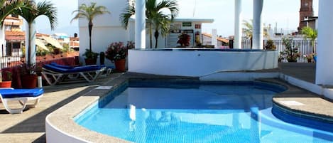 2 piscines extérieures, chaises longues