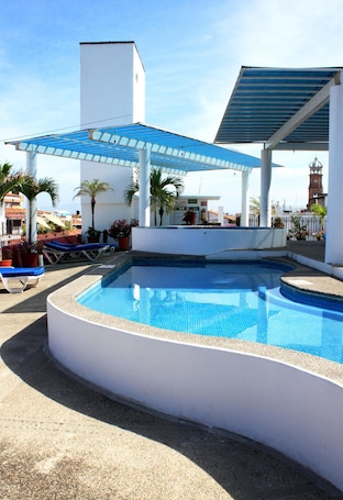 2 piscinas al aire libre, sillones reclinables de piscina