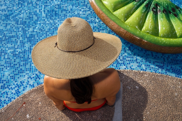 2 albercas al aire libre, acceso de 09:00 a 21:00, y camastros