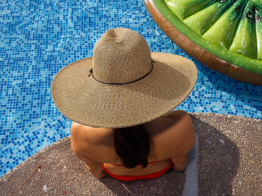 2 buitenzwembaden, ligstoelen bij het zwembad