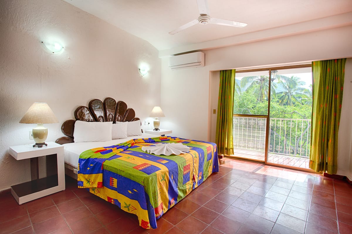 2 bedrooms, in-room safe, iron/ironing board, bed sheets