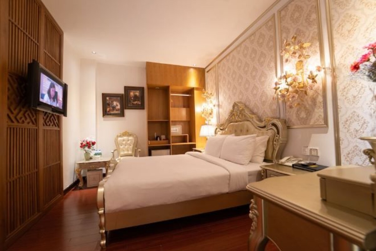 Minibar, in-room safe, desk, blackout curtains