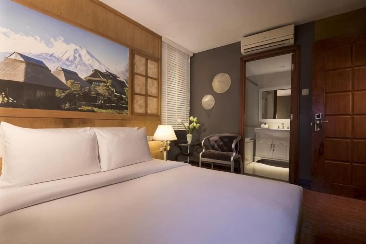 Minibar, in-room safe, desk, blackout curtains