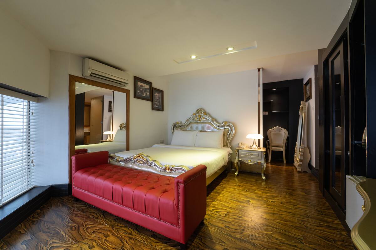 Suite, Stadtblick | Minibar, Zimmersafe, Schreibtisch, Verdunkelungsvorhänge