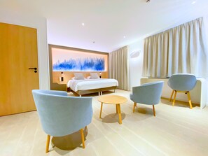 Suite junior | Ropa de cama de alta calidad, escritorio y cortinas blackout 