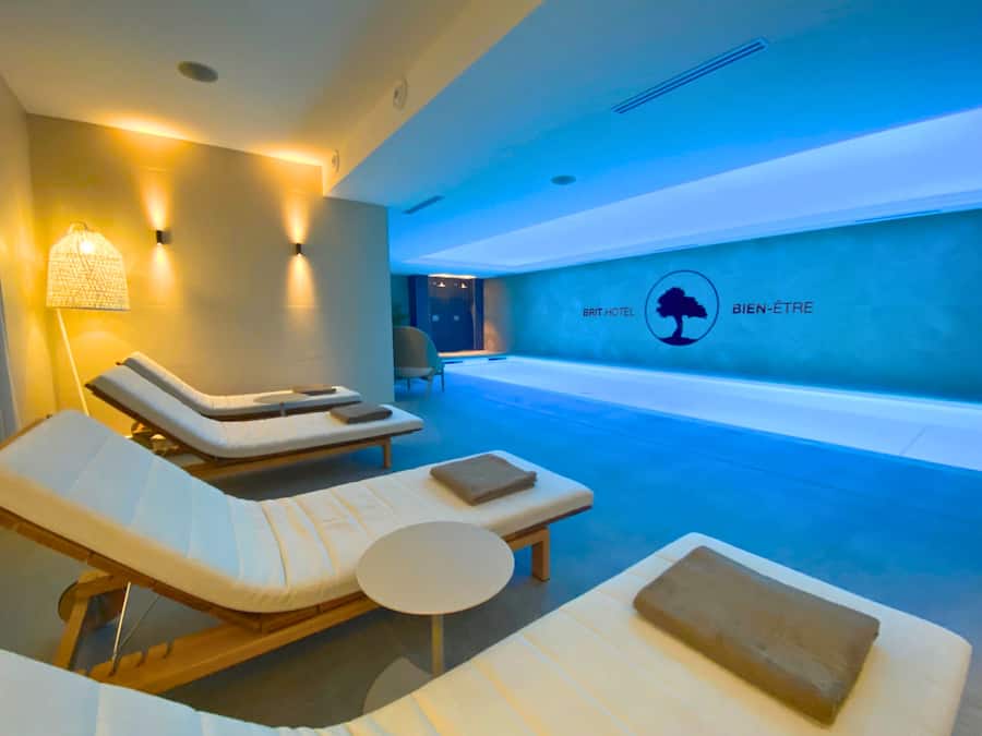 Indoor pool, sun loungers