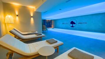 Piscine couverte, chaises longues