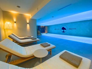 Indoor pool, sun loungers - Brit Hotel Piscine & Spa - Fougères (Lecousse)