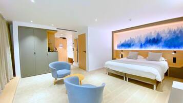 Suite junior | Ropa de cama de alta calidad, escritorio y cortinas blackout