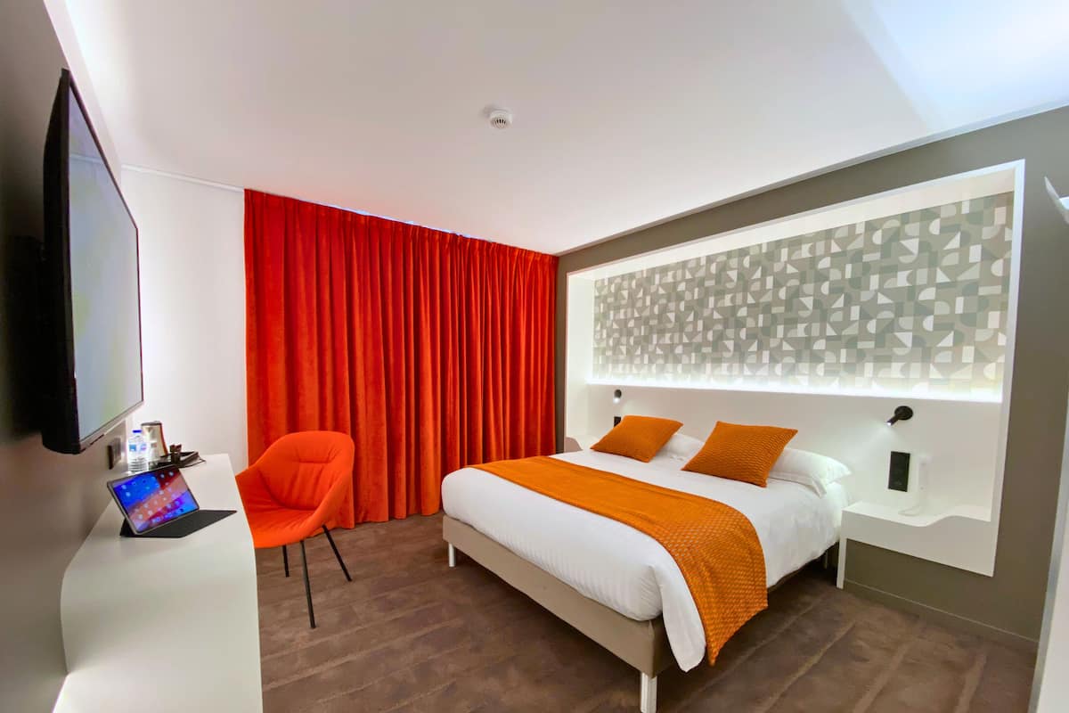 Superior-Zimmer | Hochwertige Bettwaren, Schreibtisch, Verdunkelungsvorhänge