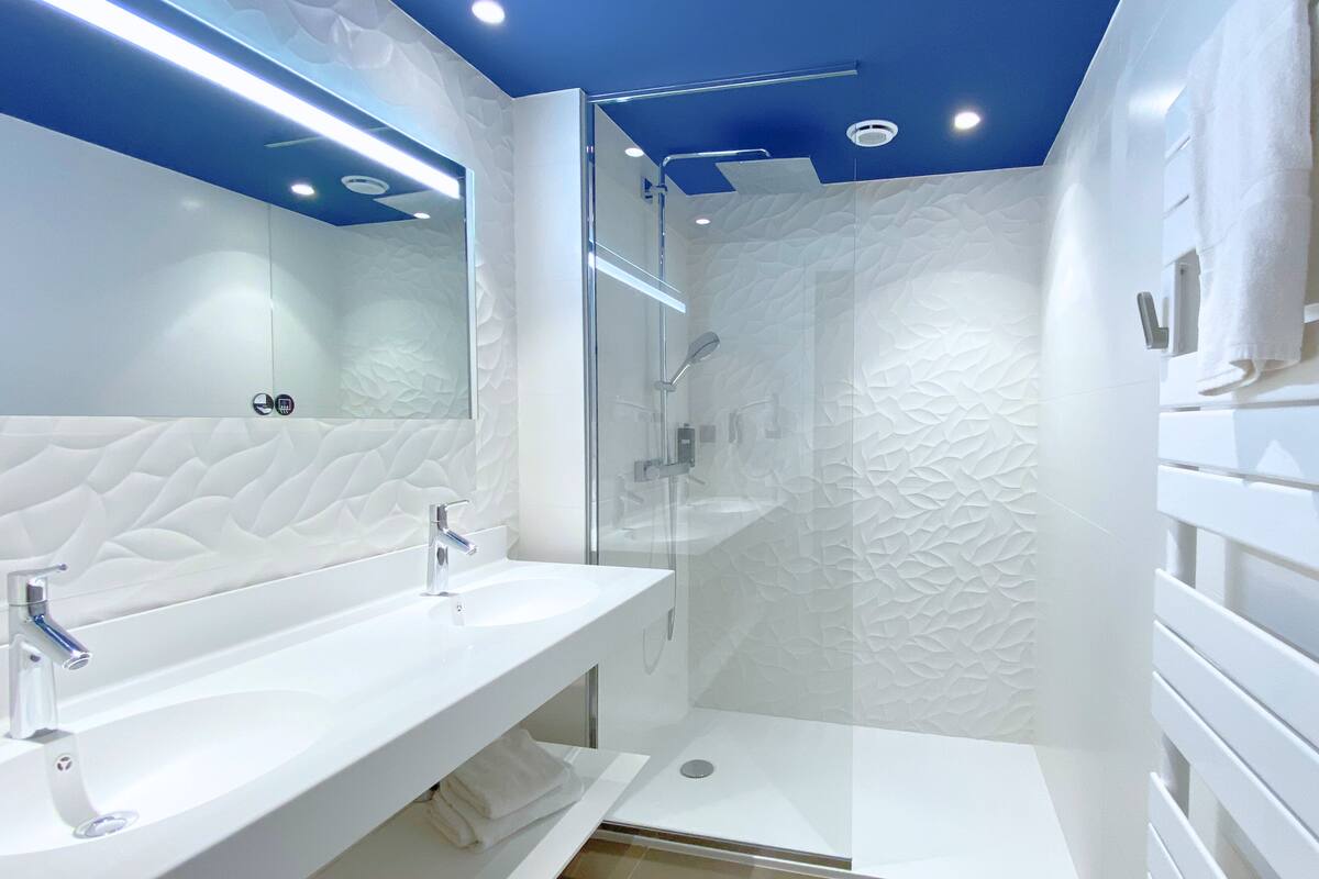 junior suite | bathroom | shower, hair dryer, towels