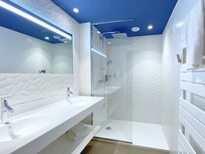 Junior-Suite | Badezimmer | Dusche, Haartrockner, Handtücher