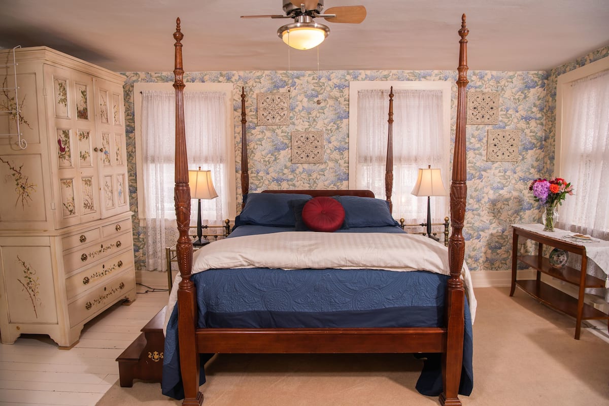 Basic Double Room Single Use, 1 Queen Bed, Fireplace | Egyptian cotton sheets, premium bedding, down duvets, blackout curtains