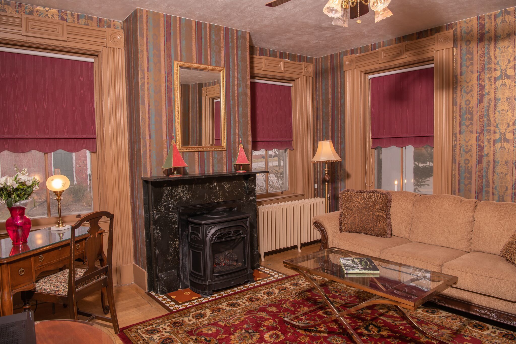 豪華套房, 1 張加大雙人床, 壁爐, 附屬樓 | 客廳 | 平面電視