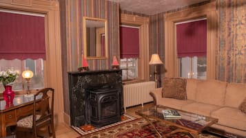 豪華套房, 1 張加大雙人床, 壁爐, 附屬樓 | 客廳 | 平面電視