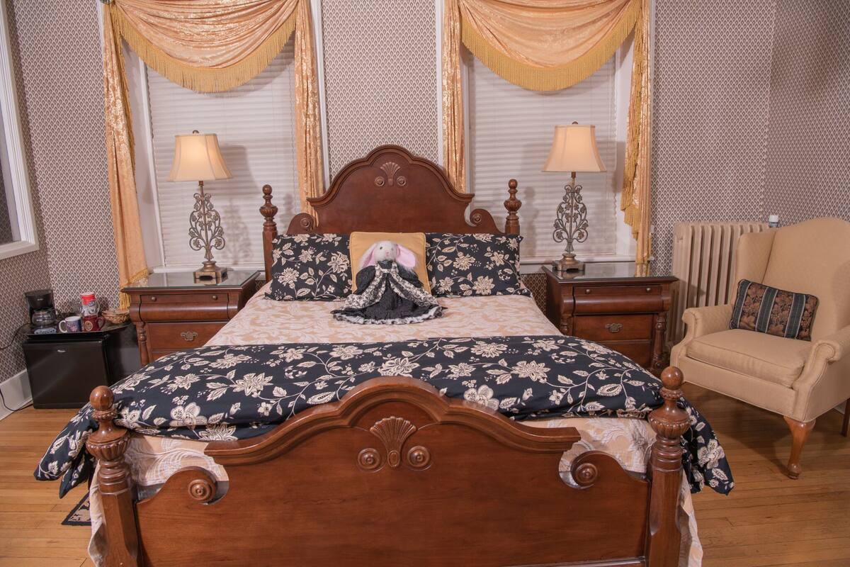 Deluxe Suite, 1 Queen Bed, Fireplace, Annex Building | Egyptian cotton sheets, premium bedding, down duvets, blackout curtains